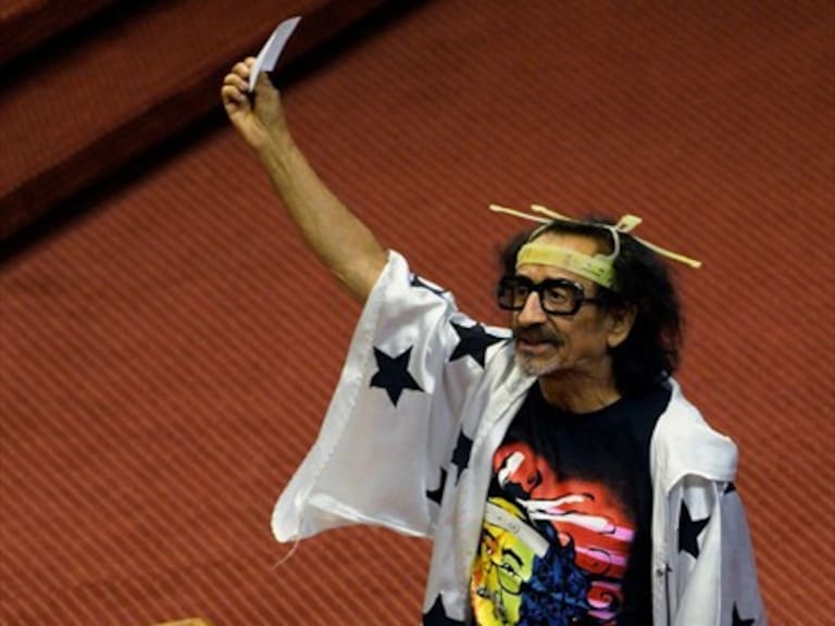 Florcita Motuda: «Prefiero ser un ridículo diputado, lo honorable rima con lo corrupto»