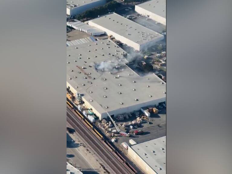 Avioneta protagoniza violento choque contra edificio en Fullerton, Estados Unidos: habría un fallecido y 18 heridos