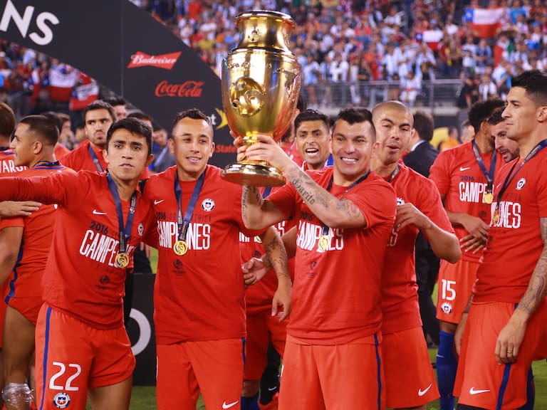 Duro golpe judicial: Futbolista chileno tendrá que pagar millonaria indemnización tras humillar a funcionario público