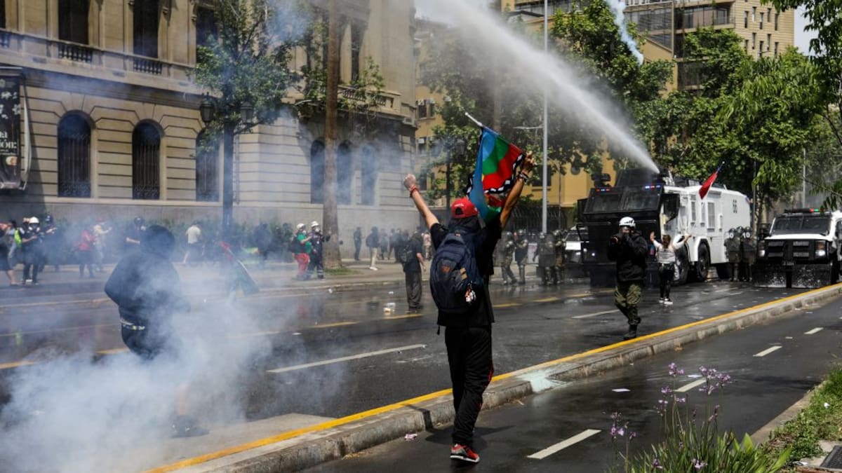 18-O deja 110 detenidos a nivel nacional: Gobierno reporta 14 carabineros lesionados y dos ataques a buses