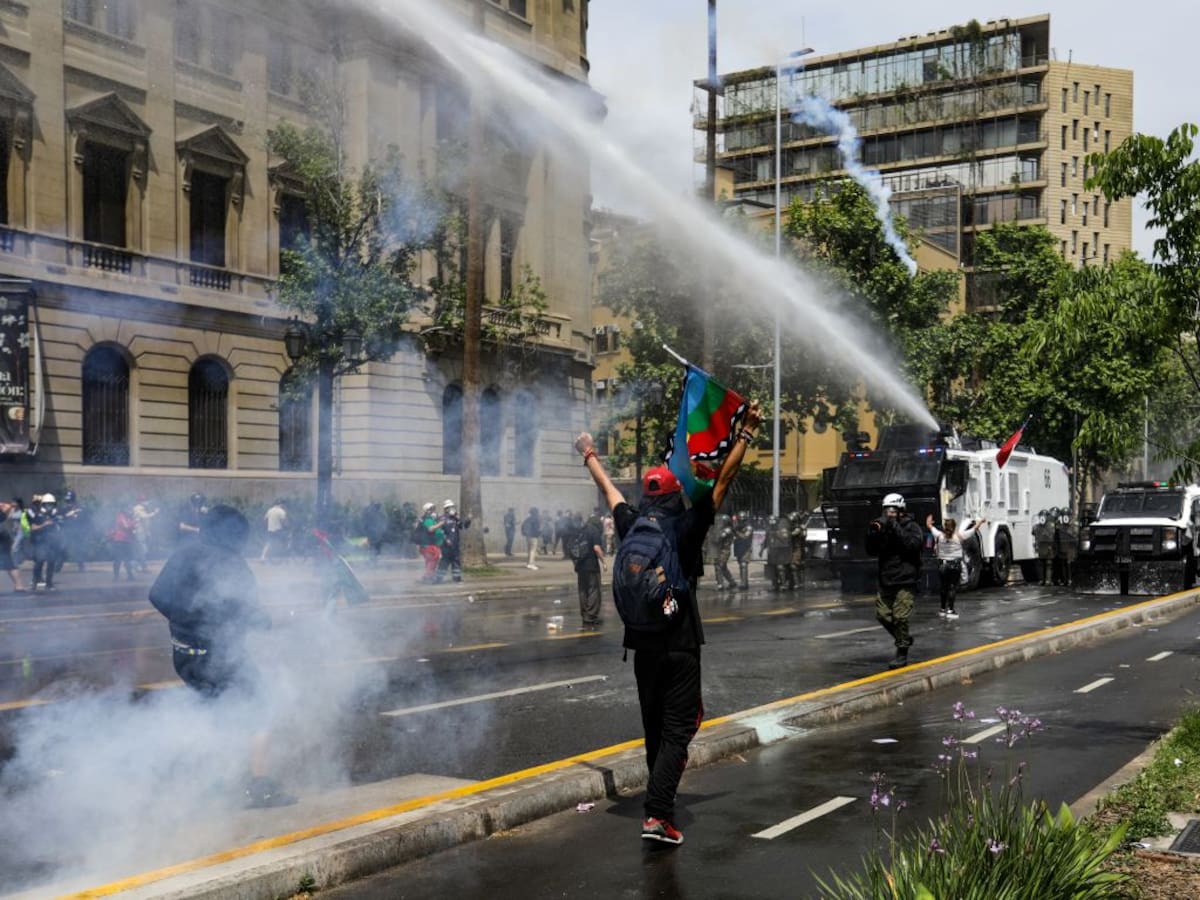 18-O deja 110 detenidos a nivel nacional: Gobierno reporta 14 carabineros lesionados y dos ataques a buses
