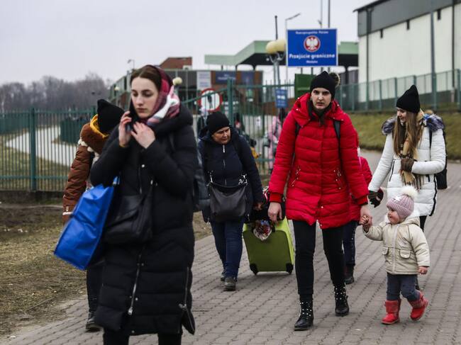 Civiles ucranianos llegan a Polonia huyendo de la guerra