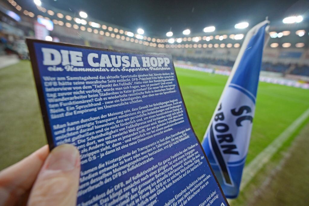 Los hinchas del Paderborn reparten volantes en contra de Dietmar Hopp
