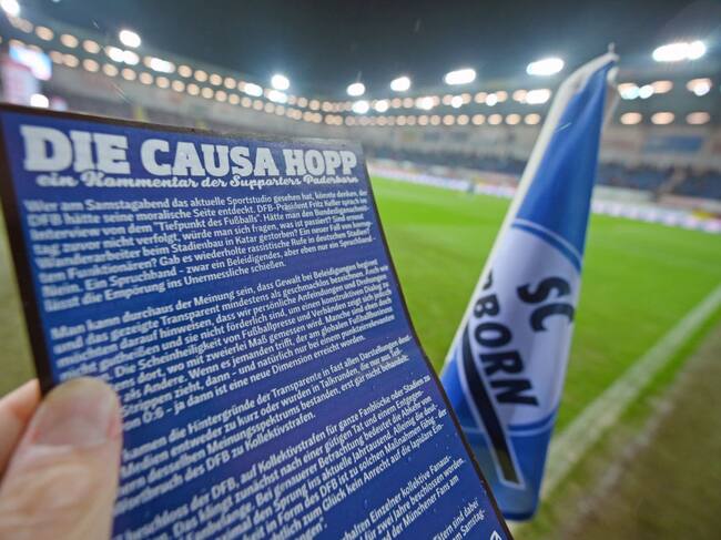 Los hinchas del Paderborn reparten volantes en contra de Dietmar Hopp