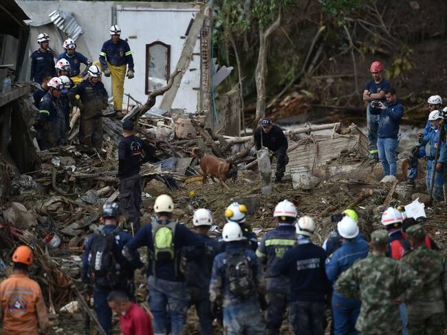 Rescatistas buscan personas en los escombros tras deslizamiento en Colombia
