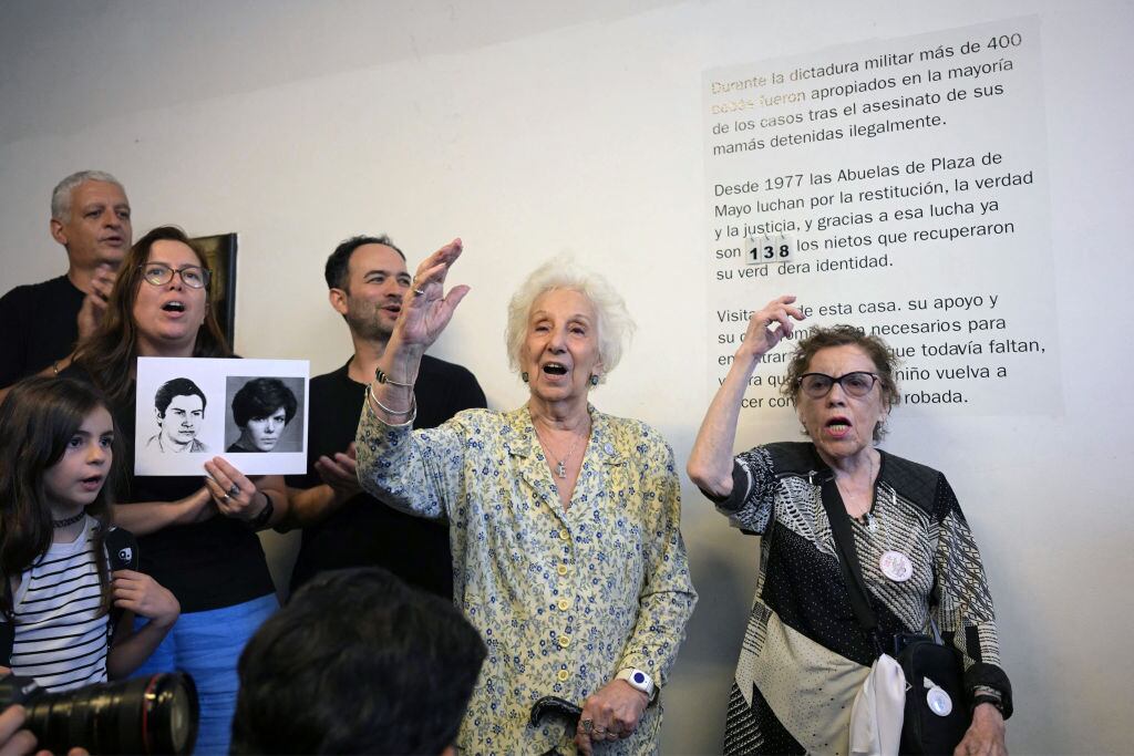 Las dirigentas de la organización Abuelas de Plaza de Mayo destacan la recuperación del nieto 138 robado durante la dictadura en Argentina