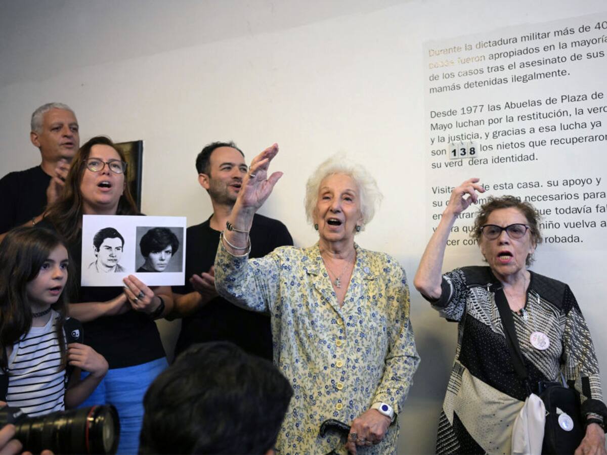 Argentina: Abuelas de Plaza de Mayo encuentran al nieto 138 robado en dictadura
