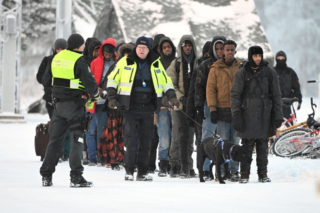 Guardias fronterizos de Finlandia detienen a migrantes que llegan por Rusia