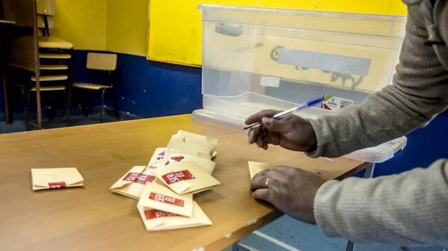29 DE NOVIEMBRE 2020 / OSORNO. Vocal de mesa saca los votos de la ira para realizar el conteo durante las elecciones primarias 2020 que se realizaron en el pas.
FOTO: FERNANDO LAVOZ /AGENCIAUNO.