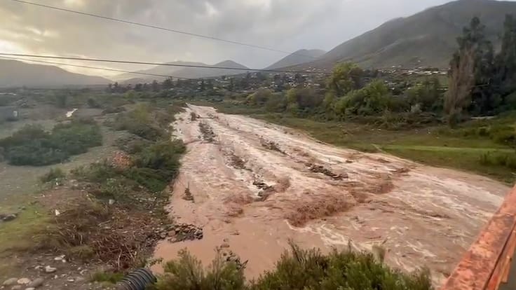 “Un bidón de agua de 2 mil está a $8 mil”: el desesperado llamado de vecinos afectados por las lluvias en región de Coquimbo