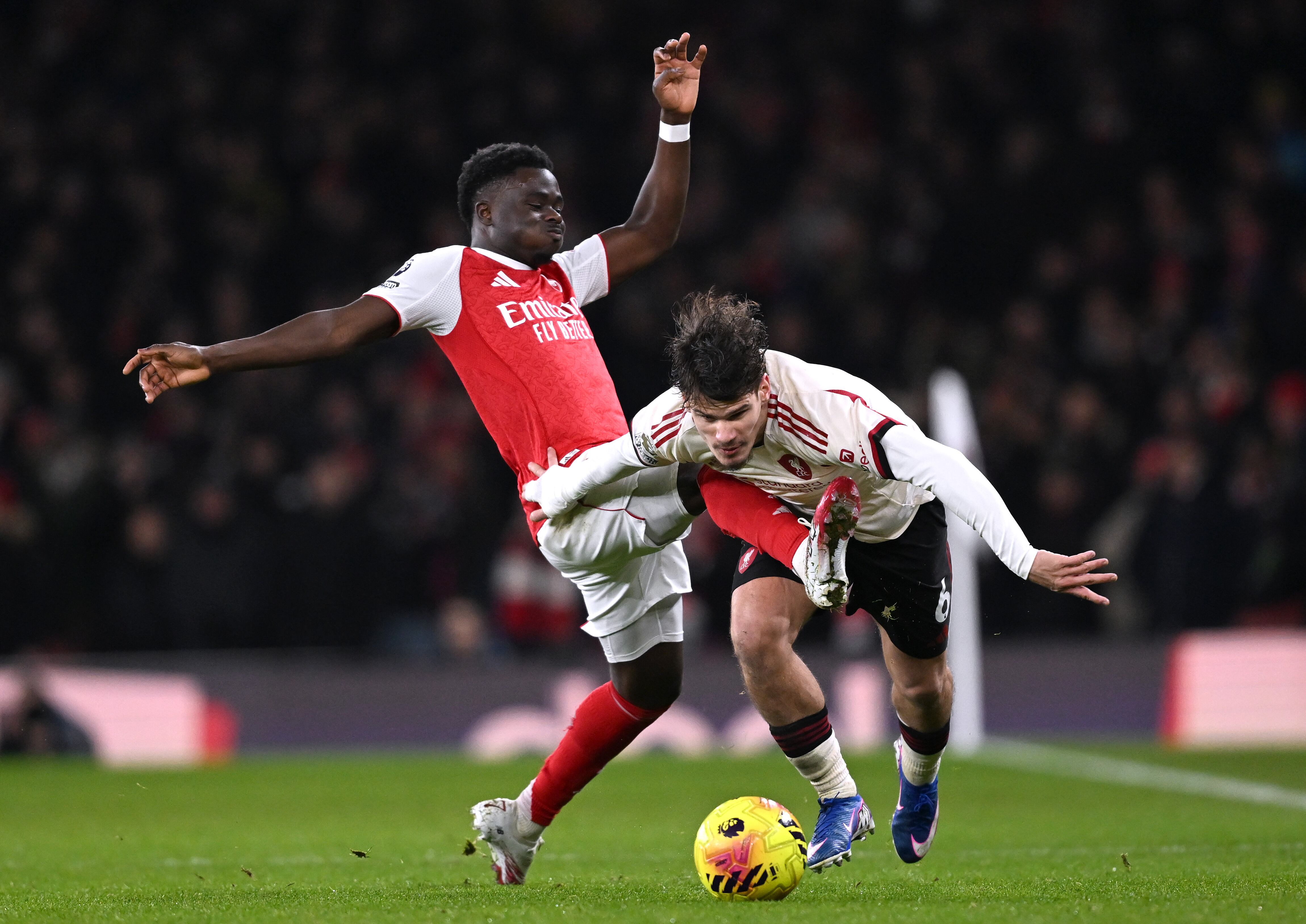 LONDON, ENGLAND - JANUARY 08: (THE SUN OUT, THE SUN ON SUNDAY OUT) Milos Kerkez of Liverpool is challenged by Bukayo Saka of Arsenal during the Premier League match between Arsenal and Liverpool at Emirates Stadium on January 08, 2026 in London, England. (Photo by Liverpool FC/Liverpool FC via Getty Images)