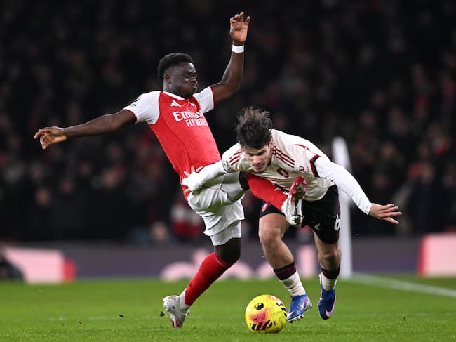 LONDON, ENGLAND - JANUARY 08: (THE SUN OUT, THE SUN ON SUNDAY OUT) Milos Kerkez of Liverpool is challenged by Bukayo Saka of Arsenal during the Premier League match between Arsenal and Liverpool at Emirates Stadium on January 08, 2026 in London, England. (Photo by Liverpool FC/Liverpool FC via Getty Images)