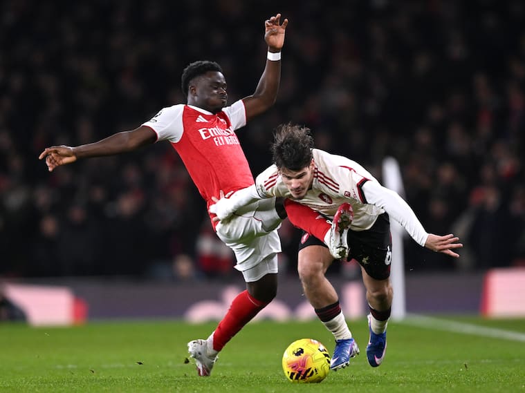 LONDON, ENGLAND - JANUARY 08: (THE SUN OUT, THE SUN ON SUNDAY OUT) Milos Kerkez of Liverpool is challenged by Bukayo Saka of Arsenal during the Premier League match between Arsenal and Liverpool at Emirates Stadium on January 08, 2026 in London, England. (Photo by Liverpool FC/Liverpool FC via Getty Images)