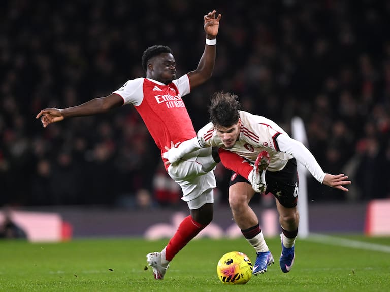 LONDON, ENGLAND - JANUARY 08: (THE SUN OUT, THE SUN ON SUNDAY OUT) Milos Kerkez of Liverpool is challenged by Bukayo Saka of Arsenal during the Premier League match between Arsenal and Liverpool at Emirates Stadium on January 08, 2026 in London, England. (Photo by Liverpool FC/Liverpool FC via Getty Images)