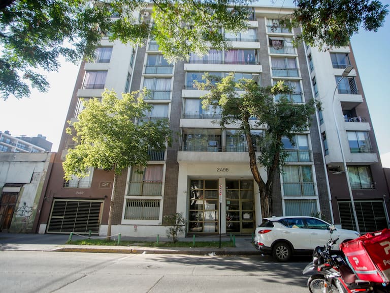 9 de enero de 2026/SANTIAGOLa Policía de Investigaciones (PDI) allanó durante la mañana, dos edificios de calle Sazie, en el barrio Meiggs, en el marco de una investigación internacional que involucra a una banda de ciudadanos chinos, los cuáles realizarían estafas por medio de criptomonedas.
En el edificio de la imagen, un ciudadano chino involucrado se lanzó desde el tercer piso intentando escapar de la policía.
FOTO: HANS SCOTT/AGENCIAUNO