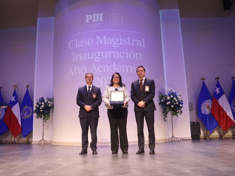 Contralora Dorothy Pérez inaugura año académico 2026 de la PDI con clase magistral sobre probidad