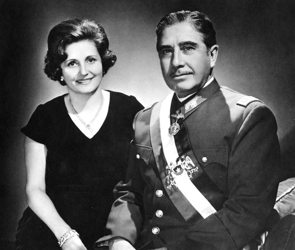 Seis décadas, cinco hijos y una dictadura: El matrimonio de Lucía Hiriart y Augusto Pinochet