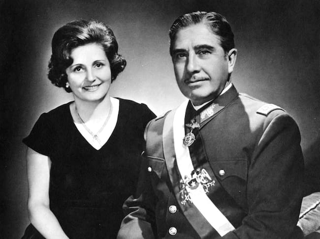 Seis décadas, cinco hijos y una dictadura: El matrimonio de Lucía Hiriart y Augusto Pinochet