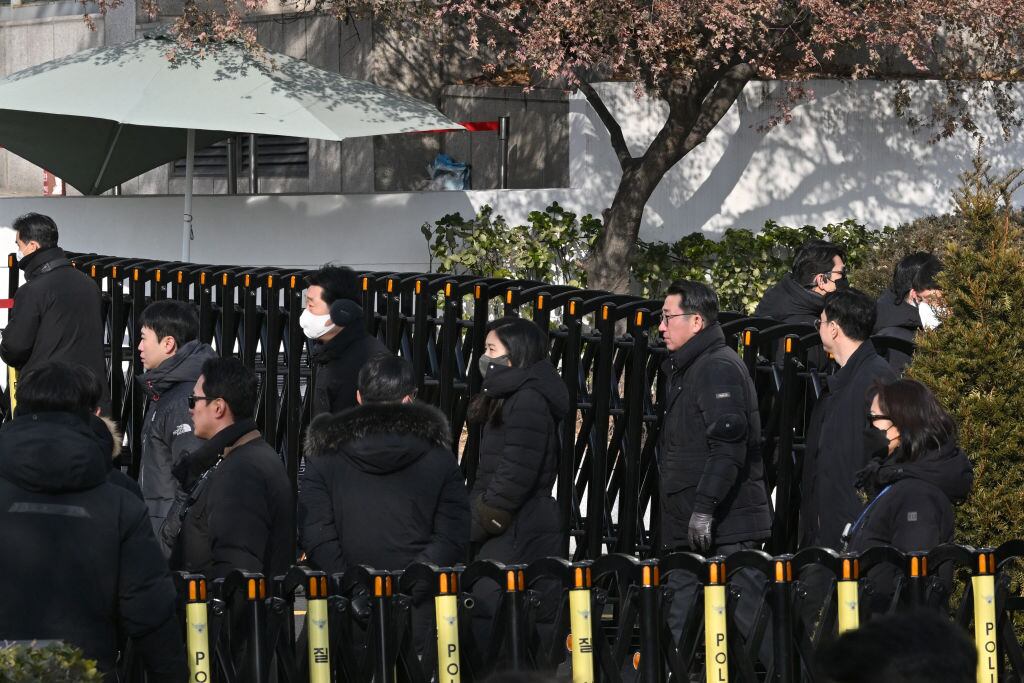 Equipo de la agencia de anticorrupción llega hasta la residencia de Yoon Suk Yeol para intentar detener al presidente suspendido de Corea del Sur