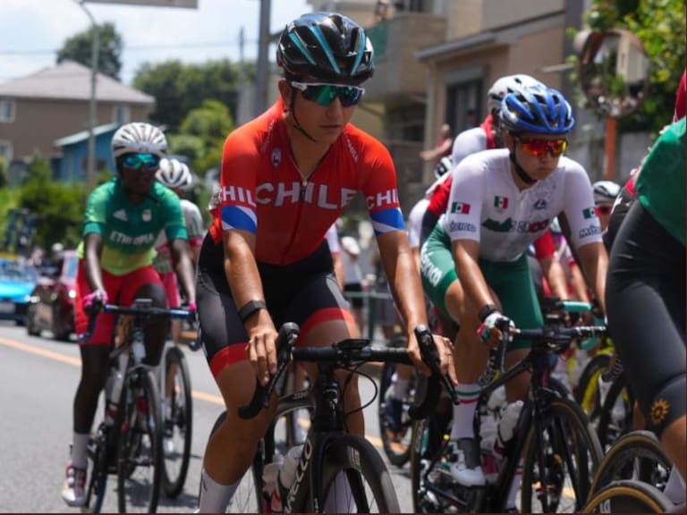 Catalina Soto fue líder por casi 30 kilómetros pero abandonó la carrera del ciclismo ruta en Tokio
