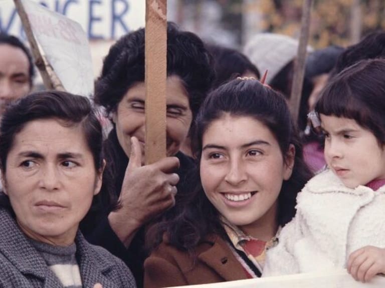 Registros ocultos por 40 años: así son las fotos inéditas que revelan el Chile de Allende a todo color