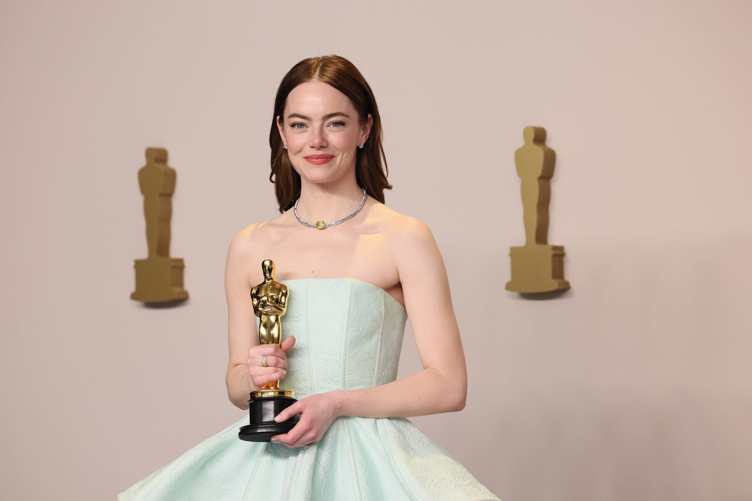 Emma Stone posando con su segundo Oscar este 2024 / Getty Images
