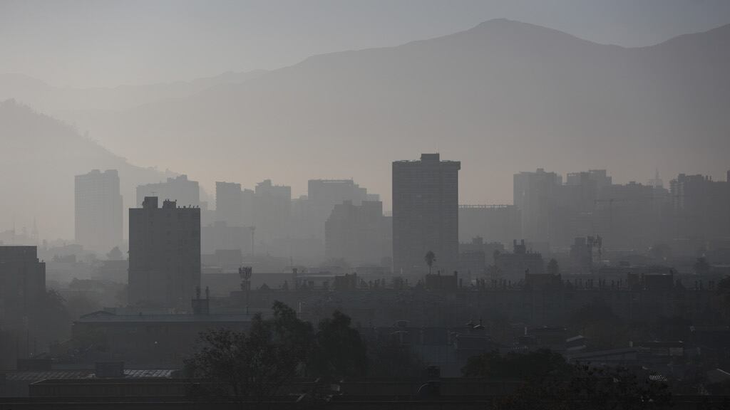 Preemergencia ambiental en Santiago este jueves: revisa qué autos no podrán circular el 17 de julio