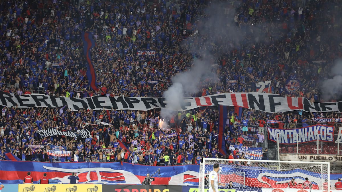 Otra vez la barra: informe arbitral apunta contra hinchas azules y la U arriesga sanción