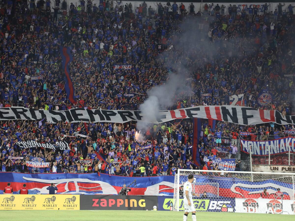 Otra vez la barra: informe arbitral apunta contra hinchas azules y la U arriesga sanción