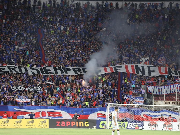 Otra vez la barra: informe arbitral apunta contra hinchas azules y la U arriesga sanción