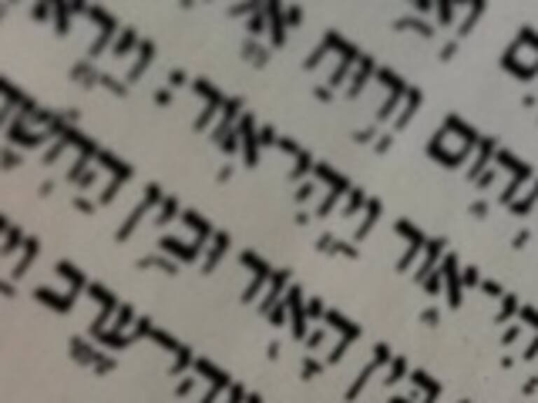 Así se escribe la Biblia más pequeña de la historia