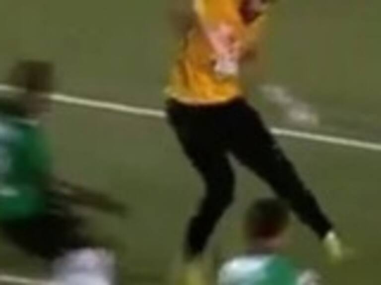 La sensacional «ruleta rusa» de un arquero en Argelia