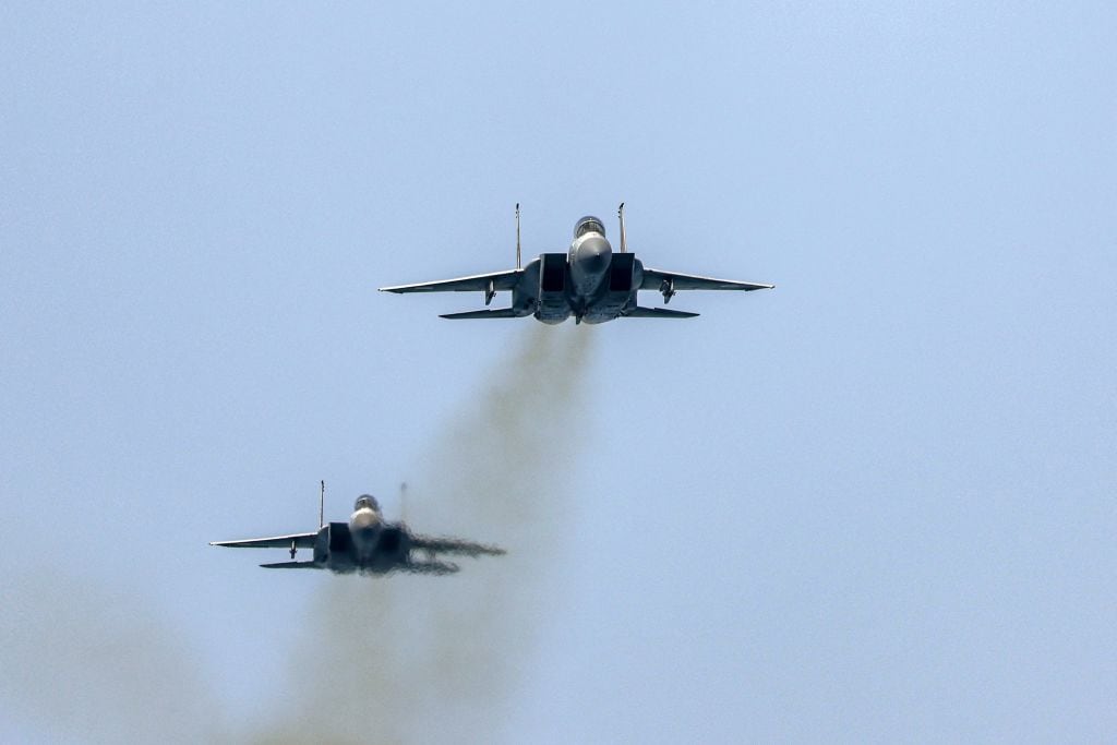 La Fuerza Aérea de Israel utiliza unos caza de combate F-15 durante una ceremonia de graduación de pilotos.