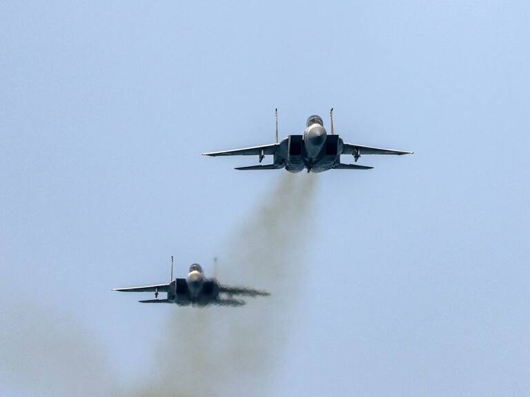 La Fuerza Aérea de Israel utiliza unos caza de combate F-15 durante una ceremonia de graduación de pilotos.