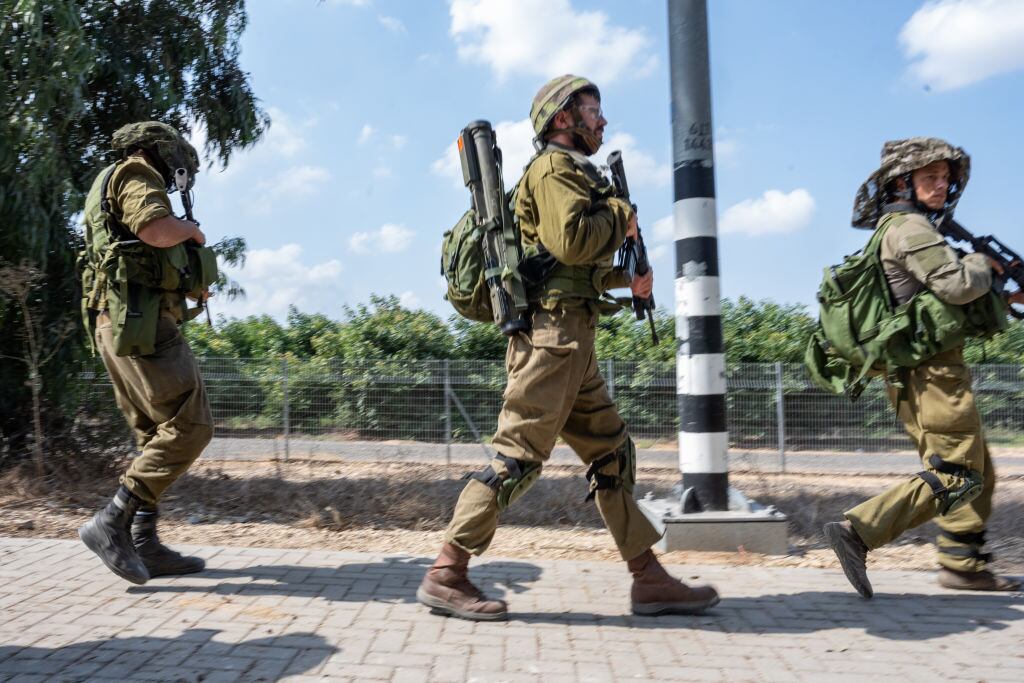 Soldados de Israel fuertemente armados avanzan por Kfar Aza