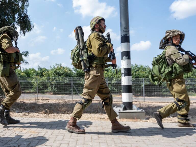 Soldados de Israel fuertemente armados avanzan por Kfar Aza