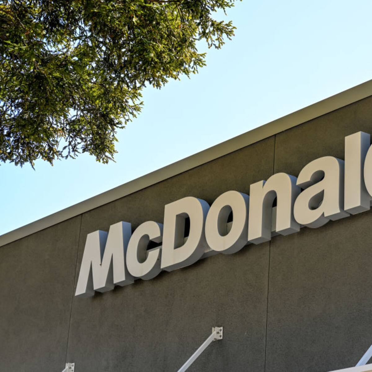 Corte ordena a Providencia entregar patente definitiva a McDonald’s para su AutoMac en Bilbao