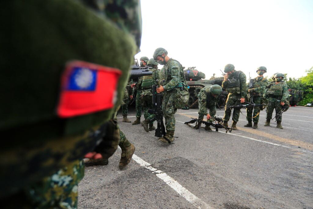 Soldados de Taiwán preparan sus armas para ejercicios militares