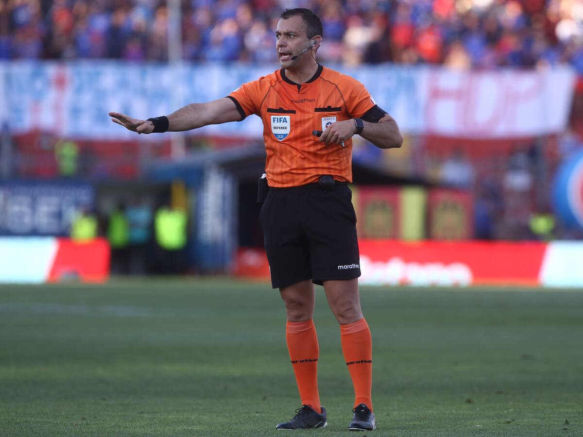 El historial de Diego Flores dirigiendo a la U y la UC: uno llega invicto con el juez