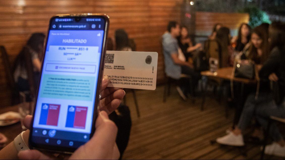 10 de Febrero de 2022/SANTIAGO
Frente al reciente alza de casos de COVID-19, distintos restaurantes han reforzado sus medidas sanitarias, como la nueva implementacion del codigo QR del carnet de identidad, el cual, reemplazará el pase de movilidad gradualmente.
FOTO: LUKAS SOLIS/AGENCIAUNO