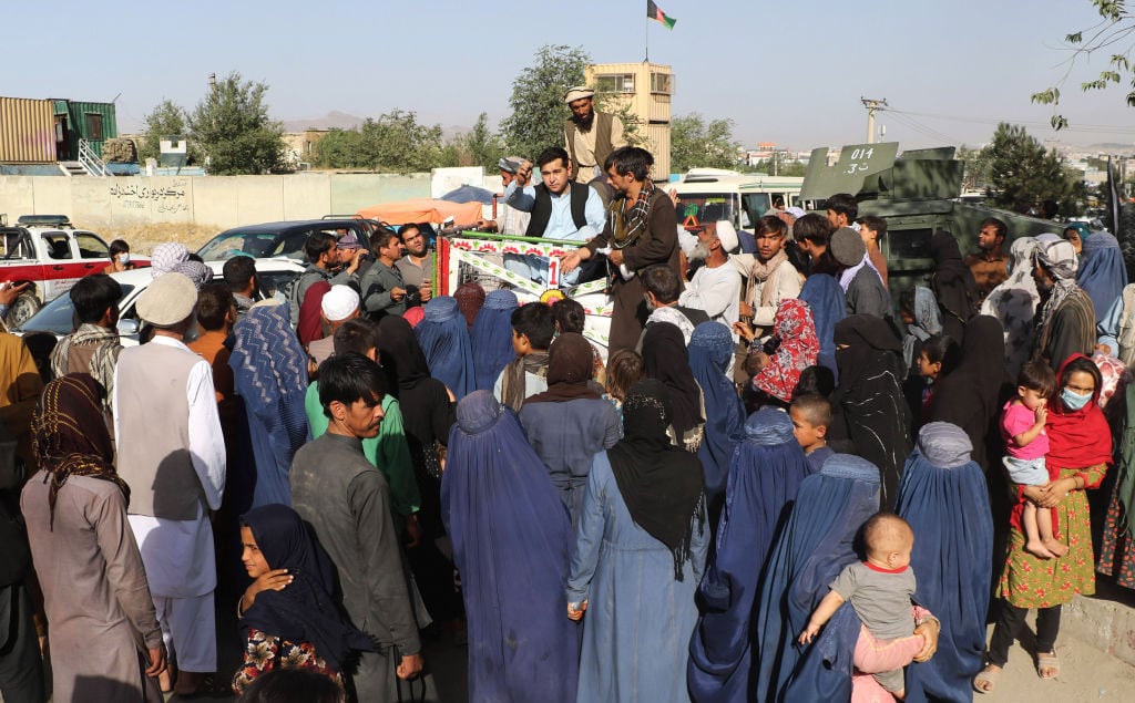 Familias afganas desplazadas llegan a Kabul huyendo de los talibanes
