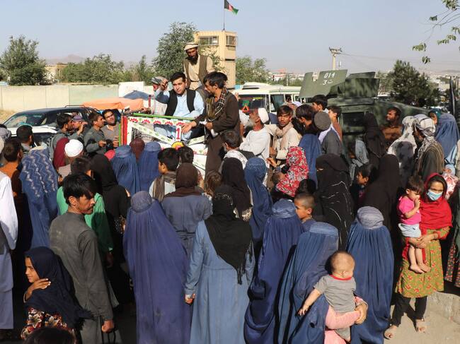 Familias afganas desplazadas llegan a Kabul huyendo de los talibanes
