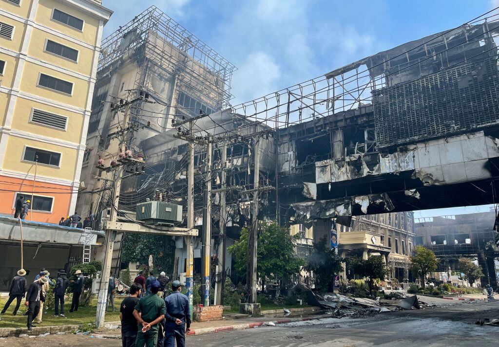 Casino hotel Grand Diamond City destruido por el fuego en Poipet de Camboya