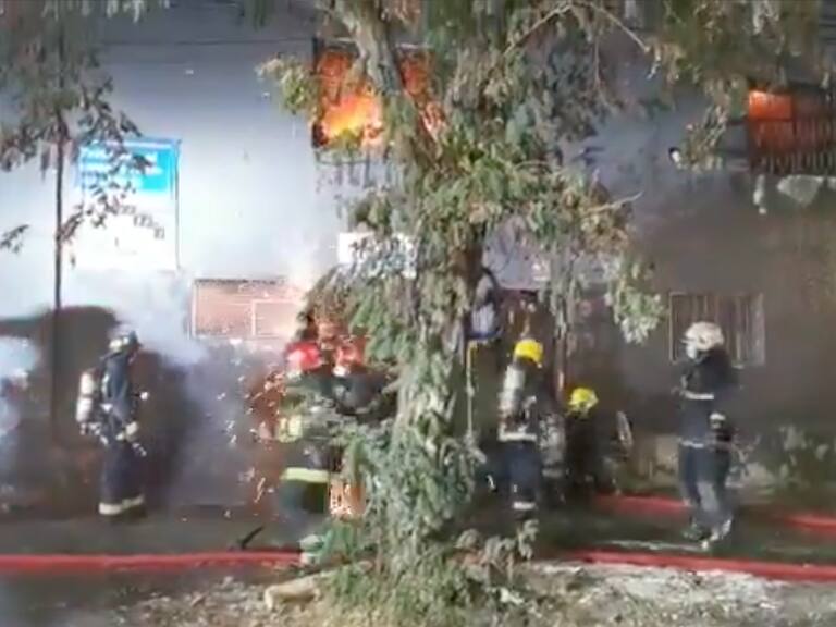 Incendio afectó a imprenta en el centro de Santiago: galpón está con peligro de derrumbe