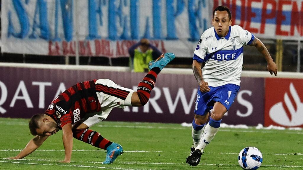 La UC sanciona con nueve años de derecho de admisión al hincha que lanzó bengala ante Flamengo