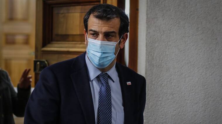 23 de junio del 2021/SANTIAGOEl ministro del Interior, Rodrigo Delgado, sale al patio de los naranjos, para realizar un punto de prensa y referirse a la extensión del Estado de Excepción, por la pandemia.
FOTO: SEBASTIAN BELTRAN GAETE/AGENCIAUNO