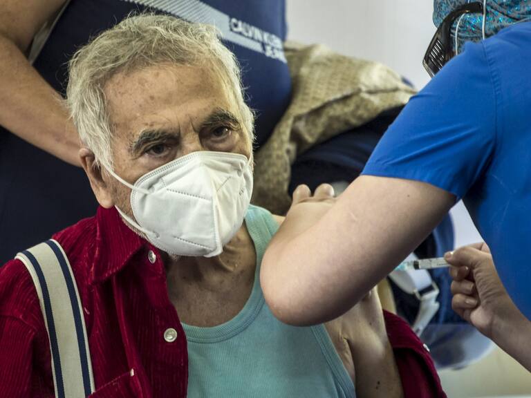 4 DE FEBRERO 2021 / OSORNO Adulto mayor recibir la vacuna Sinovac contra el Covid-19 en el Colegio Arte y Cultura durante la cuarentena total por el coronavirus.-
FOTO: FERNANDO LAVOZ /AGENCIAUNO.