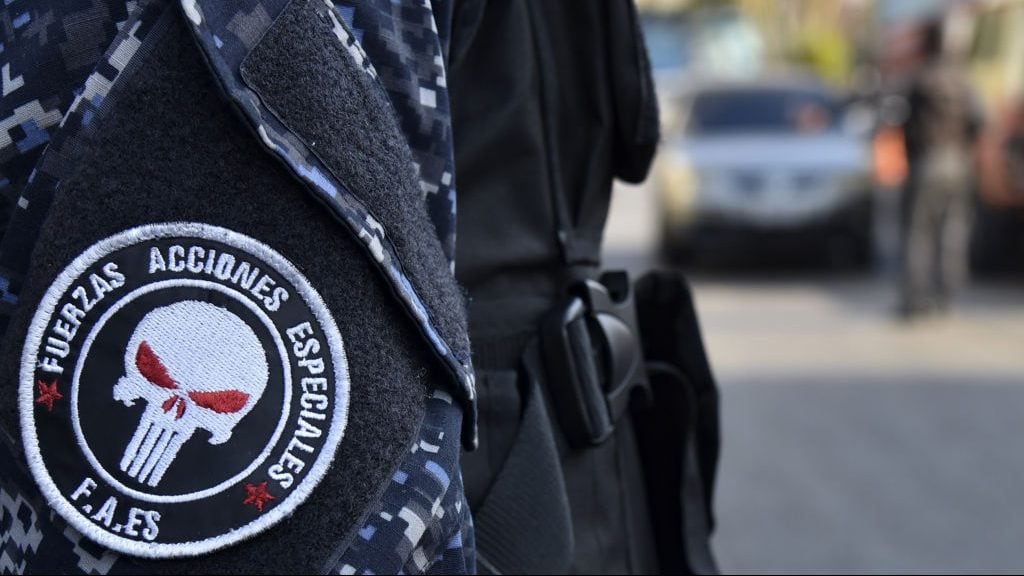 A member of Venezuela's Special Action Forces (FAES) stands at a checkpoint during a security operation in the municipality of El Valle, in Caracas, on April 1, 2019. - Venezuela's President Nicolas Maduro announced 30 days of electricity rationing Sunday, after his government said it was shortening the working day and keeping schools closed due to blackouts. (Photo by Yuri CORTEZ / AFP) (Photo by YURI CORTEZ/AFP via Getty Images)