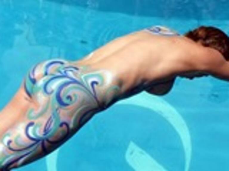 La reina de Viña 2014 Sigrid Alegría celebró con un piscinazo sin ropa