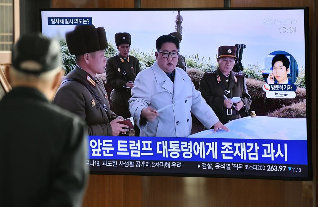 La televisión coreana informa de los ejercicios militares a cargo de Kim Jong Un